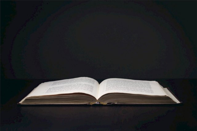 Åpen bibel på sort bakgrunn