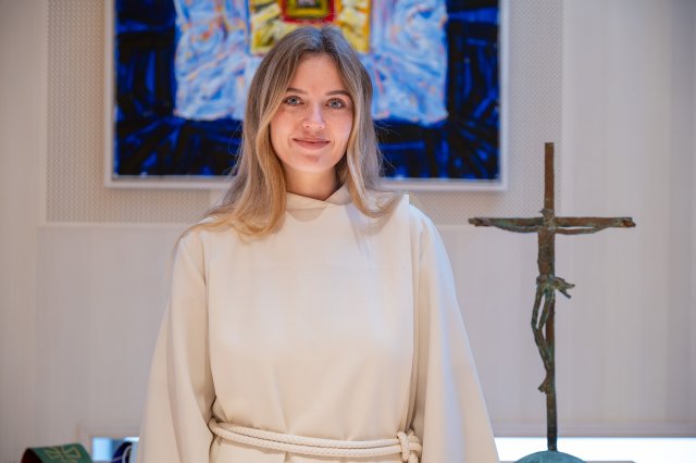 Dame teologistudent i kapell