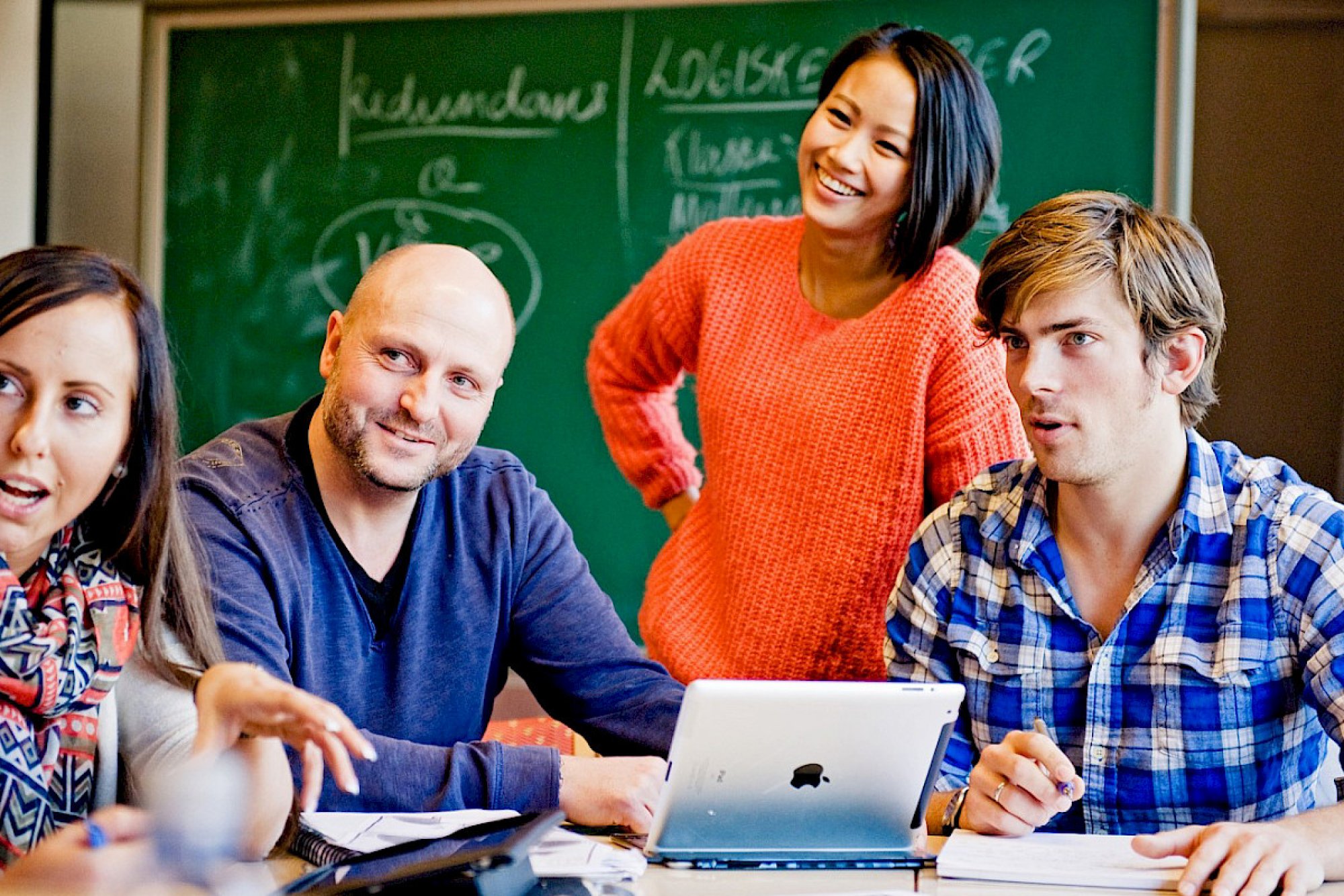 Fire studenter i klasserom-situasjon på VIDs videreutdanning i familieterapi og systemisk praksis