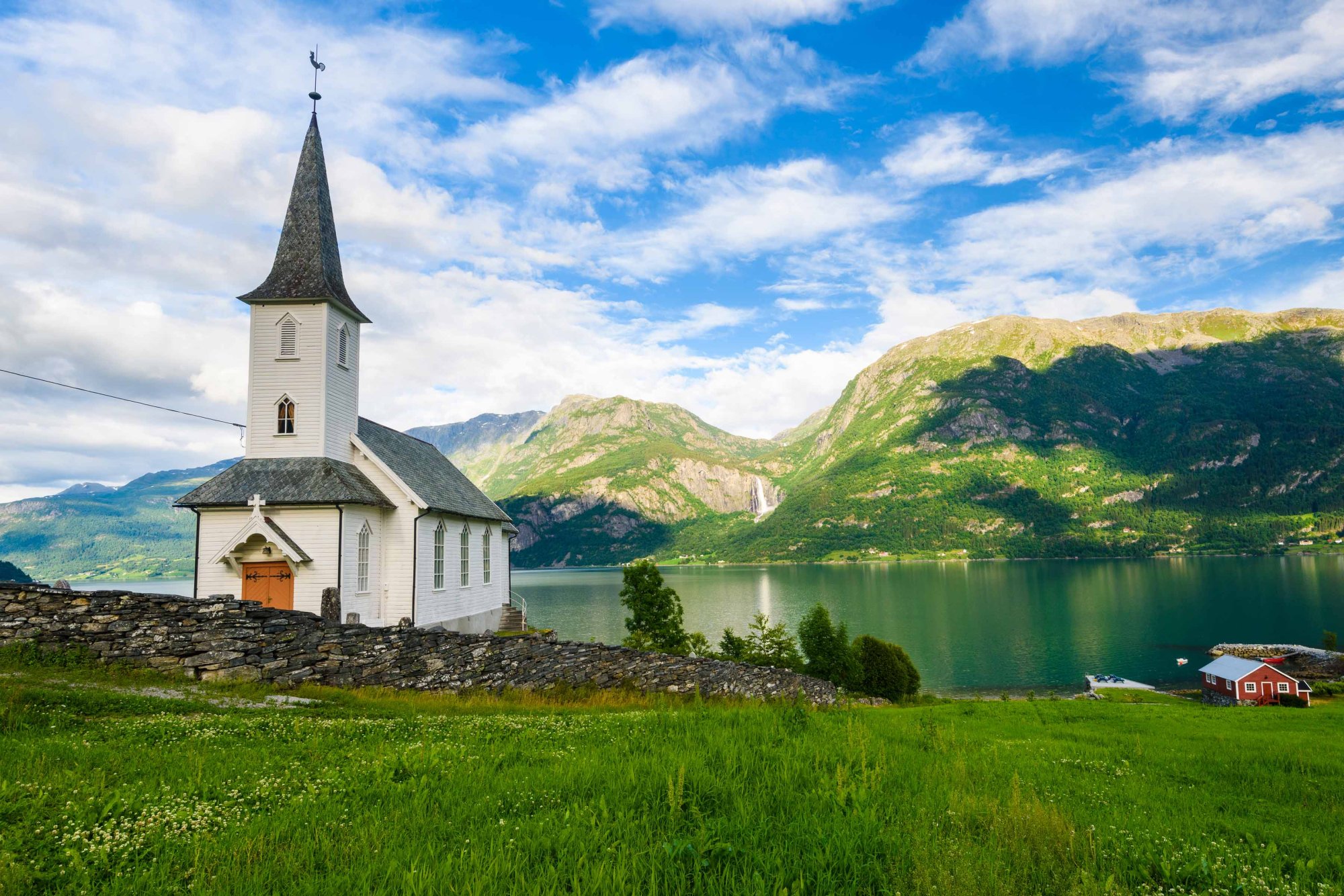 Kirke i vakkert landskap