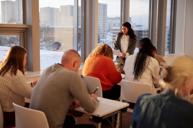 En gruppe studenter skriver i et klasserom
