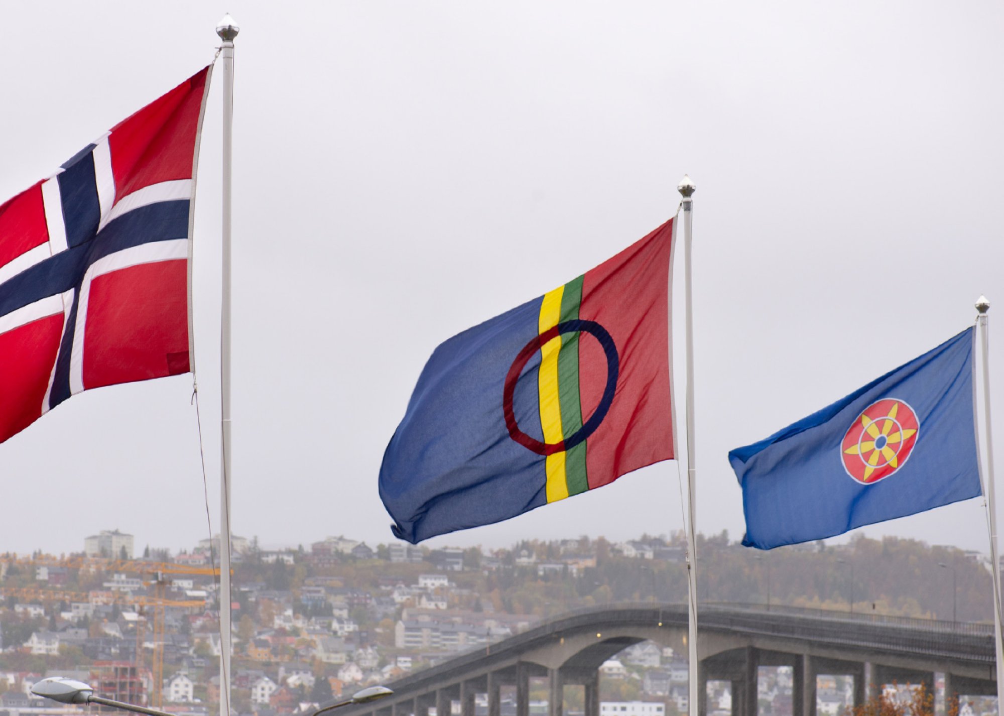 Det norske, det samiske og det kvenske flagget vaier i vinden