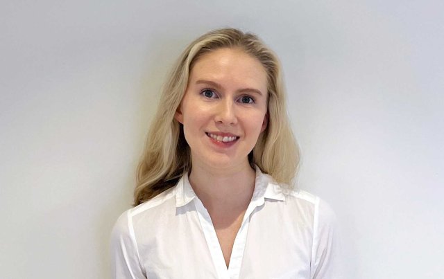 Ung dame med blondt hår ser i kamera