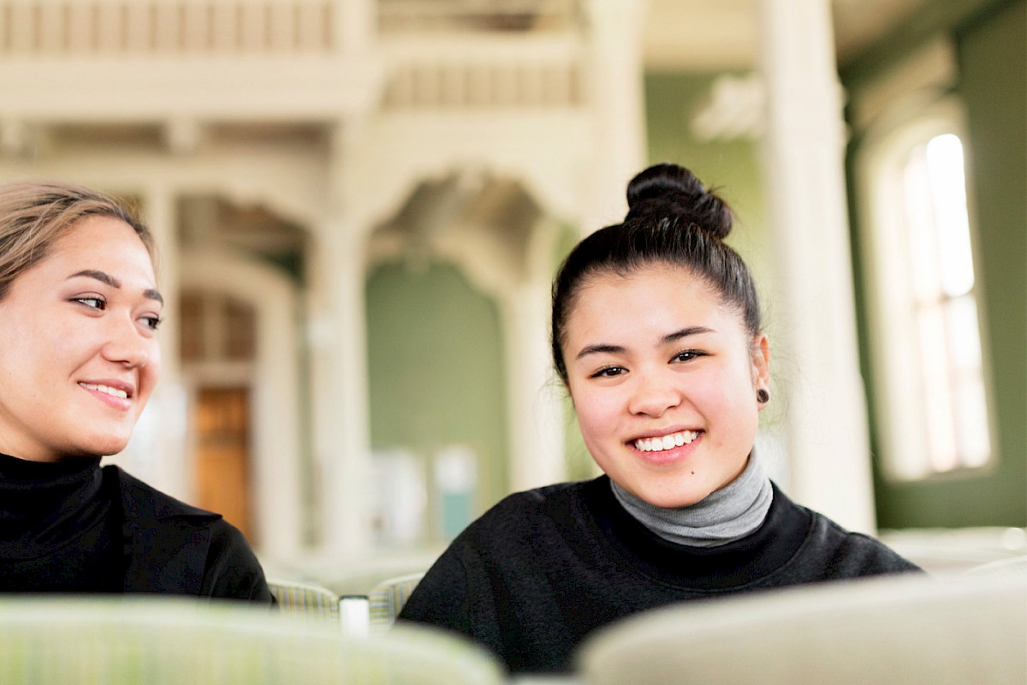 To prestestudenter sitter i en kirke